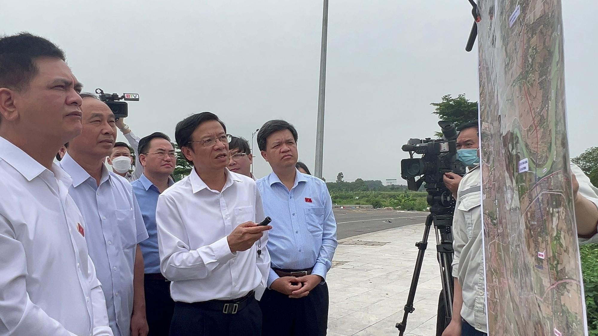 Kỹ sư khảo sát địa chất tại công trình đường cao tốc